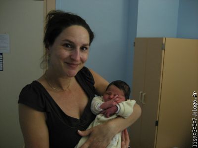 Une maman debout,habillee pour etre avec son tresor