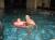 repos à la piscine avec maman et ma boué